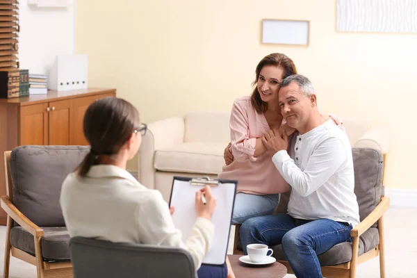 Psicoterapeuta y pareja feliz teniendo una reunión en la oficina. Famil — Foto de Stock