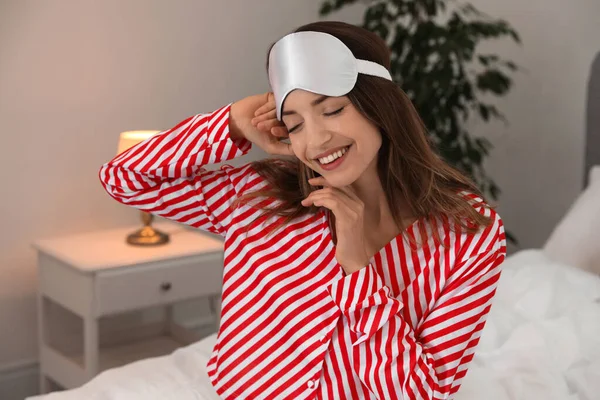 Mooie vrouw met pyjama en slaapmasker binnen. Bedtijd — Stockfoto