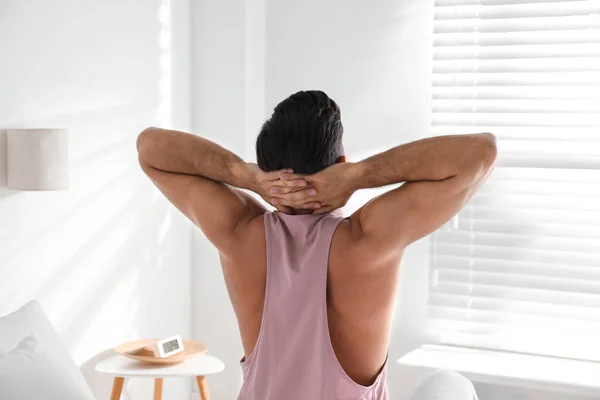 Homem acordando na cama em casa. Manhã preguiçosa — Fotografia de Stock