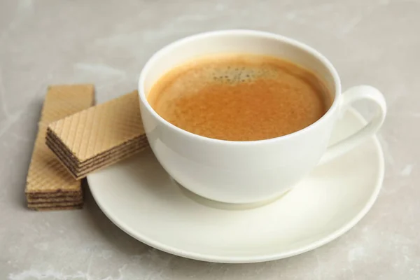 Deliciosas Obleas Taza Café Para Desayuno Mesa Mármol Gris — Foto de Stock