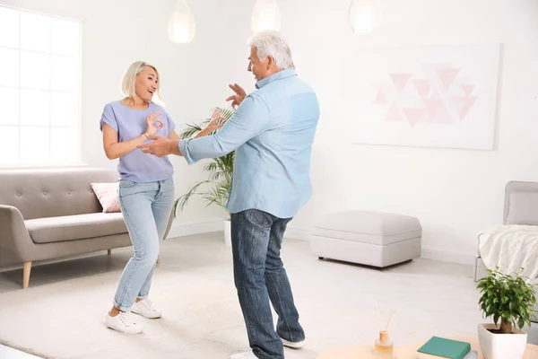 Feliz Pareja Madura Bailando Juntos Salón — Foto de Stock