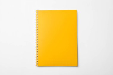 Üst görünümde izole edilmiş şık sarı defter