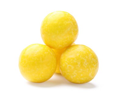 Beyaza izole edilmiş küçük tatlı limon damlaları.