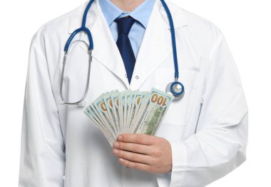 Beyaz arka planda rüşvet alan doktor, yakın plan. İçimdeki yozlaşma