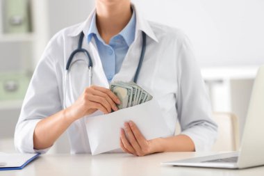 Klinikte rüşvet alan bir doktor, yakın plan. Bozuk ilaç.