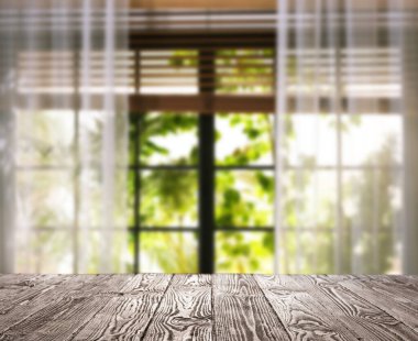 Sabahları bahçenin penceresinden güzel bir manzara.