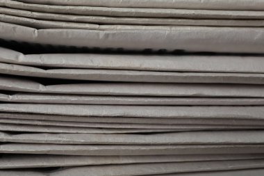 Arka plan olarak gazete yığını, yakın plan. Gazeteci işi.