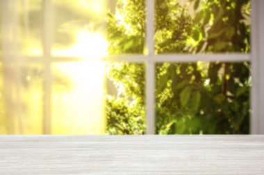 Sabahları bahçenin penceresinden güzel bir manzara.