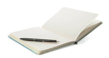 Beyaz üzerine izole edilmiş açık defter ve kalem