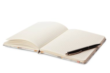 Beyaz üzerine izole edilmiş açık defter ve kalem