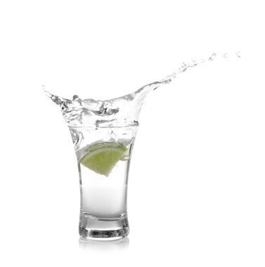 Shot bardağına beyaz limon dilimi ile Meksika tekilası sıçratıyorum.