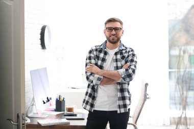 Ofisteki erkek tasarımcının portresi. Yaratıcı meslek