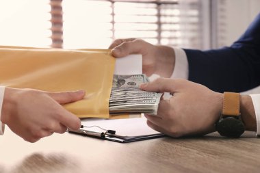 Ofisteki adama rüşvet veren kadın, yakın plan.