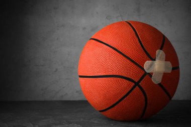 Gri taş masaya alçı yapıştırılmış top, metin için boşluk