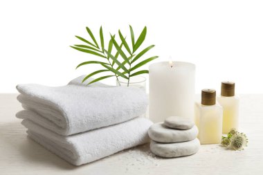 Beyaz ahşap masadaki spa taşlarıyla kompozisyon