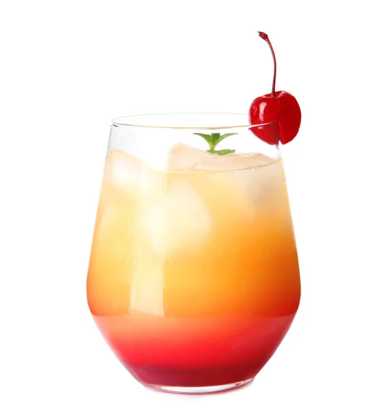 Cocktail alcoólico fresco Tequila Sunrise isolado em branco — Fotografia de Stock