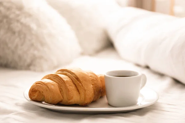 Köstlicher Morgenkaffee Und Croissant Bett — Stockfoto