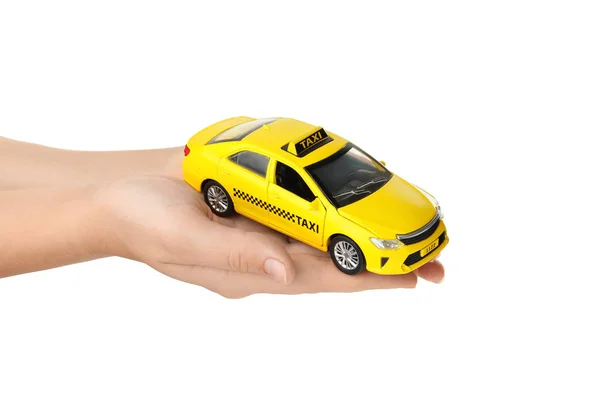白い背景にタクシーの車のモデルを持つ女性,クローズアップ — ストック写真
