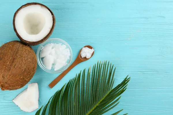 Composición Plana Con Aceite Coco Orgánico Sobre Una Mesa Madera — Foto de Stock