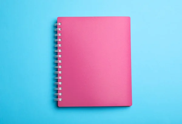 Κομψό Ροζ Σημειωματάριο Γαλάζιο Φόντο Κορυφαία Προβολή — Φωτογραφία Αρχείου