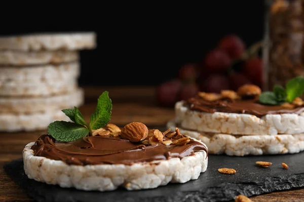 Bolos Arroz Soprado Com Propagação Chocolate Nozes Hortelã Quadro Ardósia — Fotografia de Stock