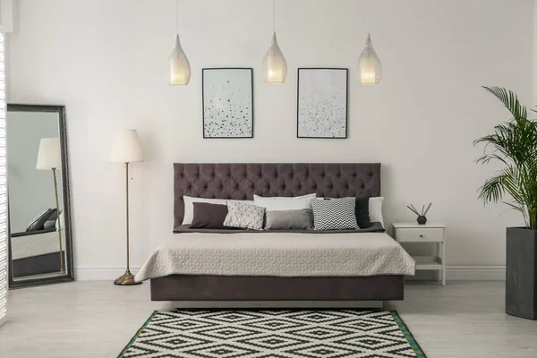 Elegantes Interieur Eines Modernen Komfortablen Schlafzimmers Mit Spiegel — Stockfoto