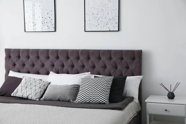 Yumuşak Yastıklar Modern Yataklarda — Stok fotoğraf