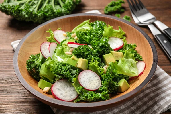 Leckerer Salat Mit Grünkohlblättern Auf Dem Tisch — Stockfoto
