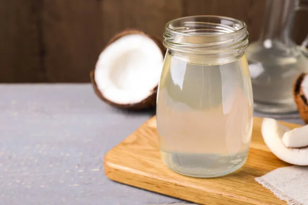 Aceite Coco Sobre Mesa Madera Gris Espacio Para Texto — Foto de Stock