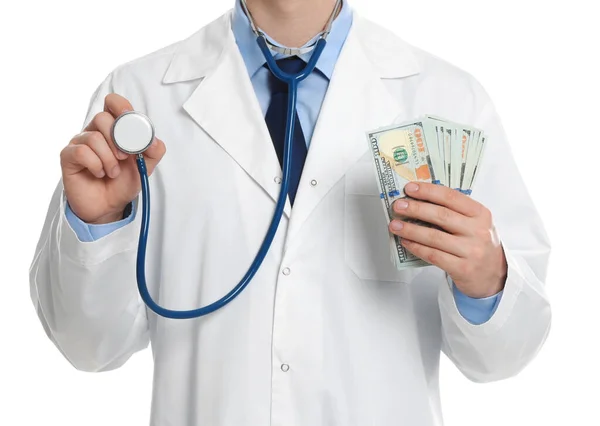 Lekarz z łapówką i stetoskopem na białym tle, zbliżenie. — Zdjęcie stockowe