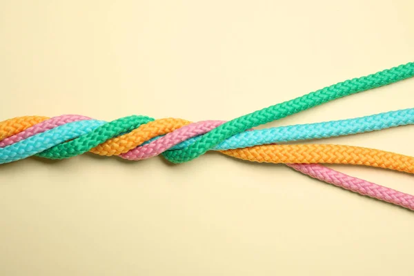 Cuerdas Colores Retorcidos Sobre Fondo Beige Vista Superior Concepto Unidad —  Fotos de Stock
