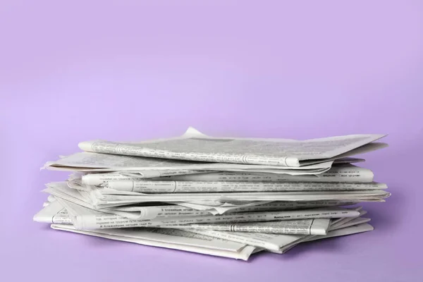 Στοίβα εφημερίδων σε ανοιχτό βιολετί φόντο. Δημοσιογράφοι. — Φωτογραφία Αρχείου