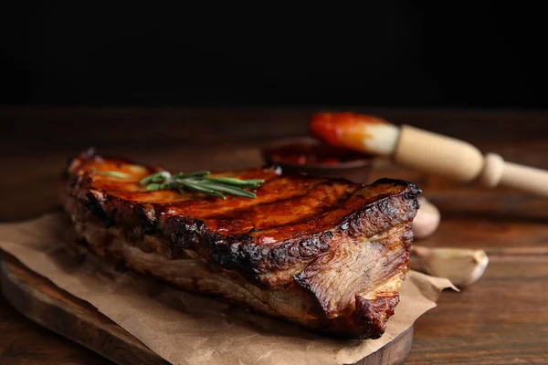 Lekkere Gegrilde Ribbetjes Met Rozemarijn Houten Tafel Close — Stockfoto