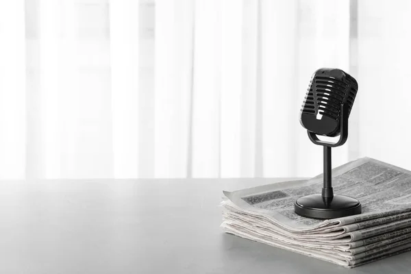 Periódicos Micrófono Vintage Sobre Mesa Gris Espacio Para Texto Trabajo — Foto de Stock