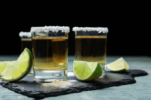 Mexikanska Tequila Skott Lime Skivor Och Salt Blått Träbord — Stockfoto