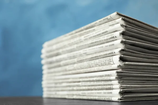 Pilha Jornais Sobre Fundo Azul Close Trabalho Jornalista — Fotografia de Stock