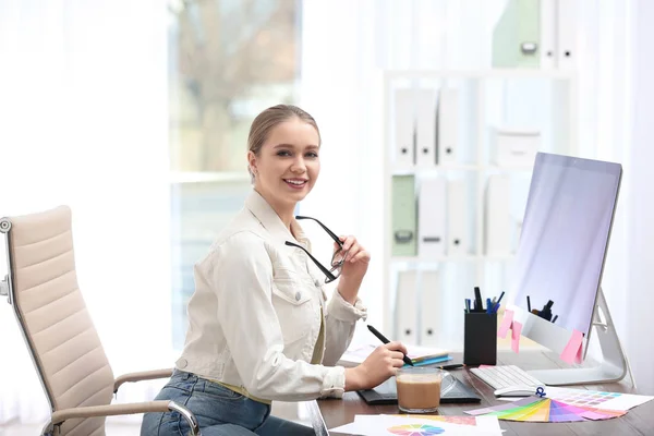 Diseñadora Femenina Trabajando Escritorio Oficina —  Fotos de Stock