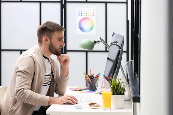 Man Ontwerper Werkt Aan Bureau Kantoor — Stockfoto