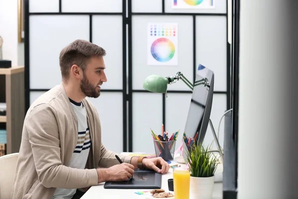 Man Ontwerper Werkt Aan Bureau Kantoor — Stockfoto