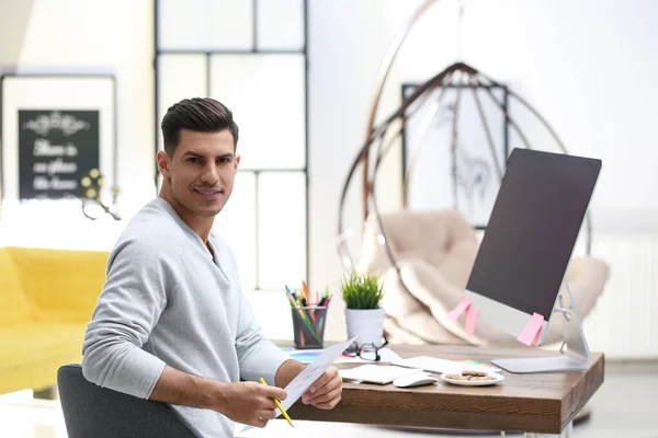 Ofiste Çalışan Erkek Tasarımcı — Stok fotoğraf