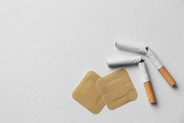ニコチンパッチと白い背景に壊れたタバコ フラットレイアウト テキストのスペース — ストック写真