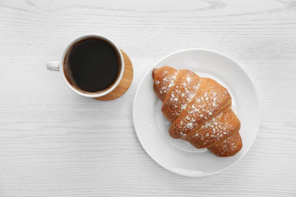 Köstlicher Morgenkaffee Und Croissant Auf Weißem Holztisch Flach Gelegt — Stockfoto
