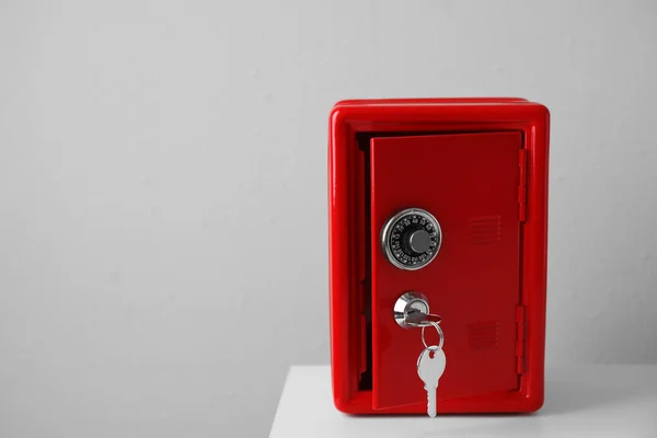 Red Steel Safe Keys Table Light Wall Space Text — Stock Photo, Image