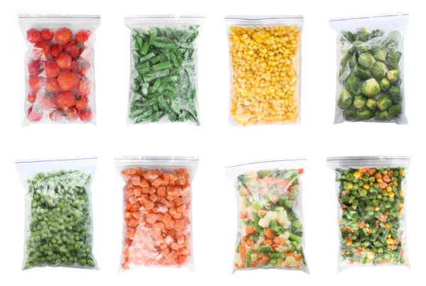 Frusen majs i skål isolerad på vit, ovanifrån. Vegetabilisk prese — Stockfoto