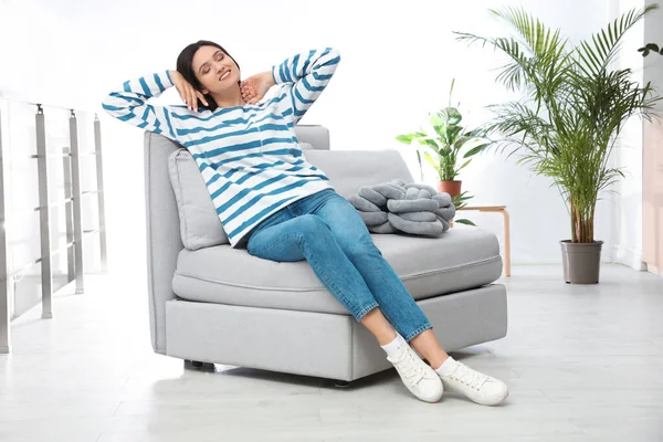 若い女性自宅のソファでリラックス — ストック写真