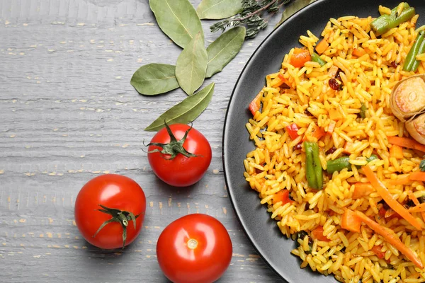 Pilha Arroz Saboroso Com Legumes Mesa Madeira Cinza Flat Lay — Fotografia de Stock