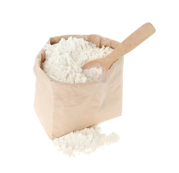 白に隔離された紙袋の中の有機小麦粉とスプーン — ストック写真