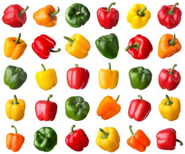 Beyaz arka planda farklı olgun dolmalık biberler.