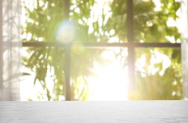 Sabahları bahçenin penceresinden görüşüm bulanıklaşıyor.