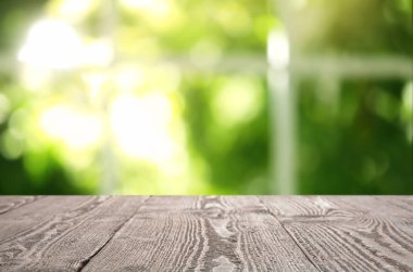 Sabahları bahçenin penceresinden görüşüm bulanıklaşıyor.